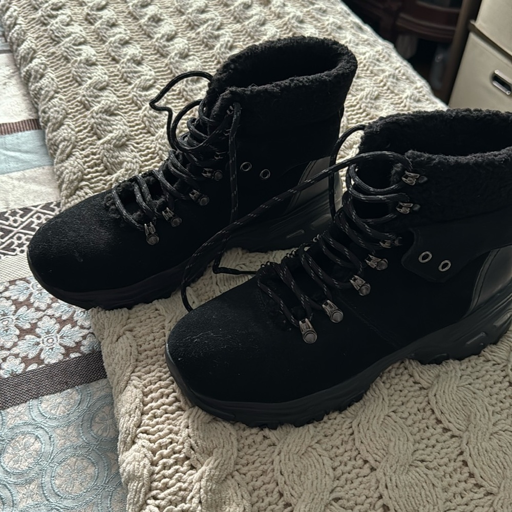 SKETCHERS HIKING BOOTS